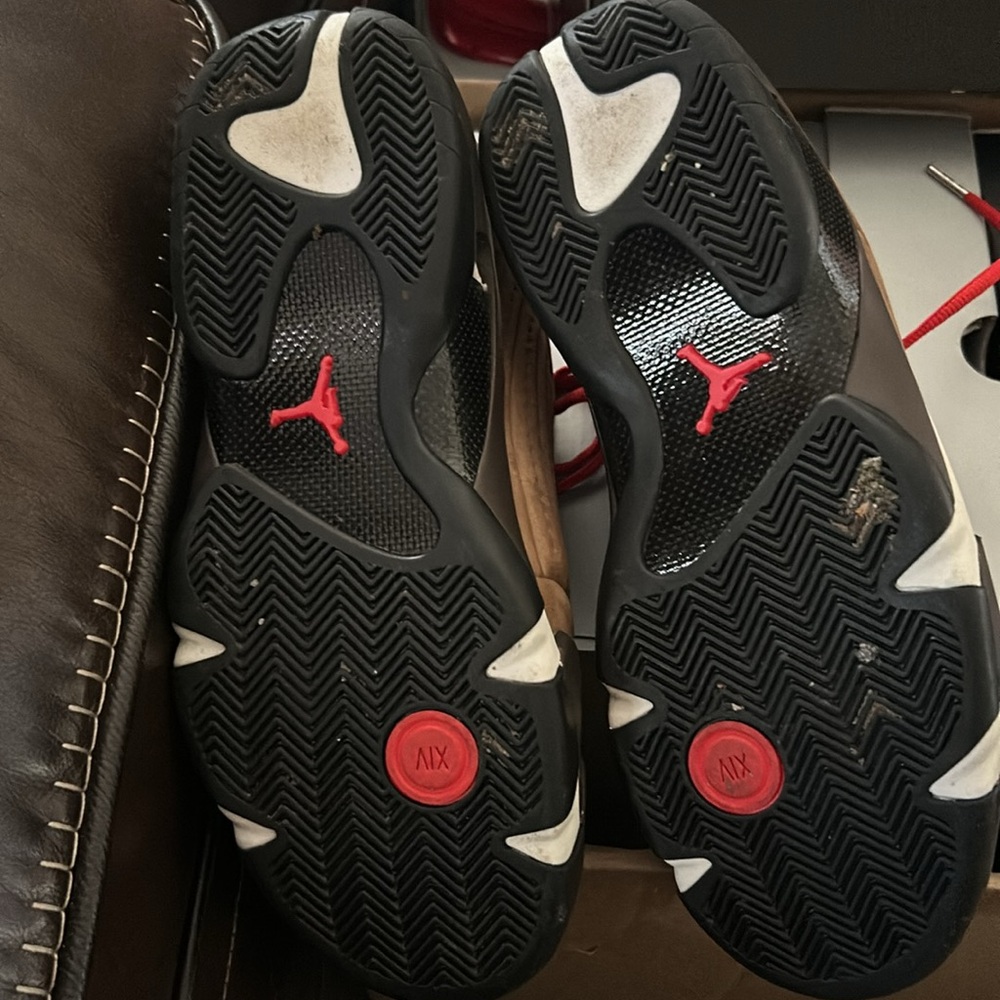 MENS JORDAN SNEAKERS ALMOST NEW - Picture 3 of 4
